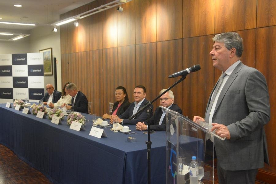 O presidente do Banrisul Fernando Lemos abriu o  evento que contou com a presen&ccedil;a de executivos da institui&ccedil;&atilde;o financeira