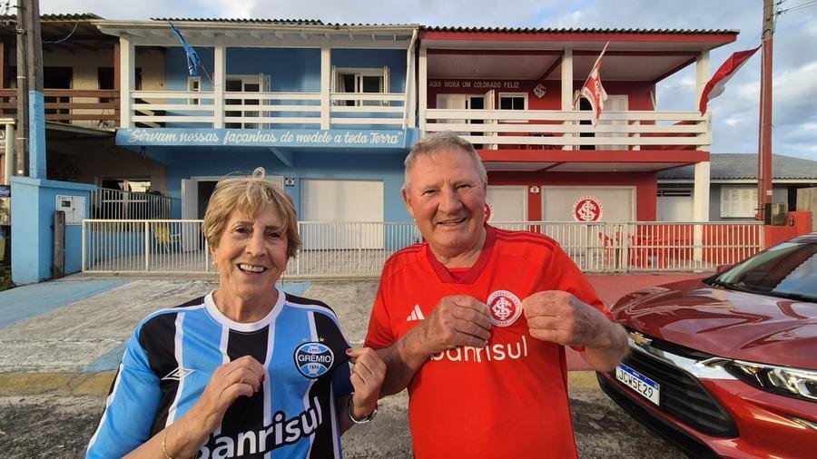 As casas de Eli Medeiros da Silva e de Osmar Muller j&aacute; s&atilde;o um ponto conhecido pelos turistas e moradores da praia de Curumim.