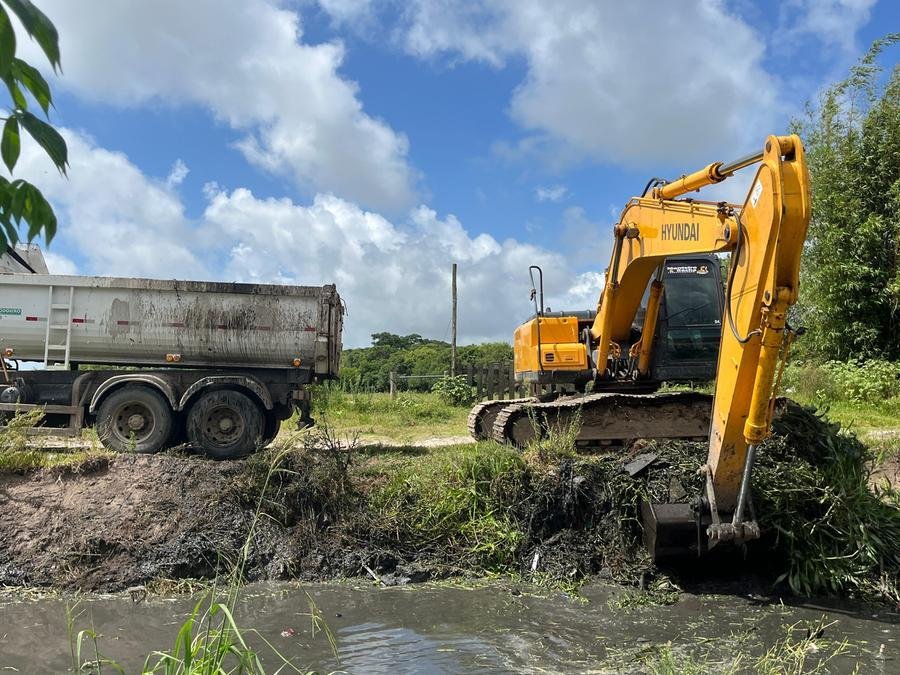Nesta semana, as equipes trabalharam na limpeza de estruturas pluviais na avenida Cidade de Rio Grande e rua M&aacute;rio Meneghetti