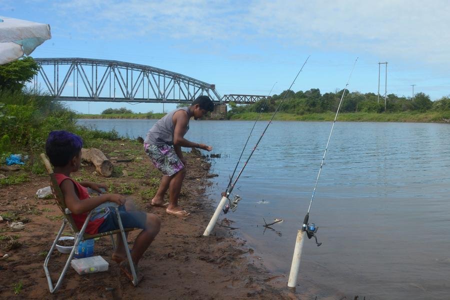 Estiagem muda h&aacute;bitos de pescadores e banhistas nos Rios Jacu&iacute; e Sinos na regi&atilde;o metropolitana de Porto Alegre.
Pescador Ismael Gomes em p&eacute;.
Rio dos Sinos