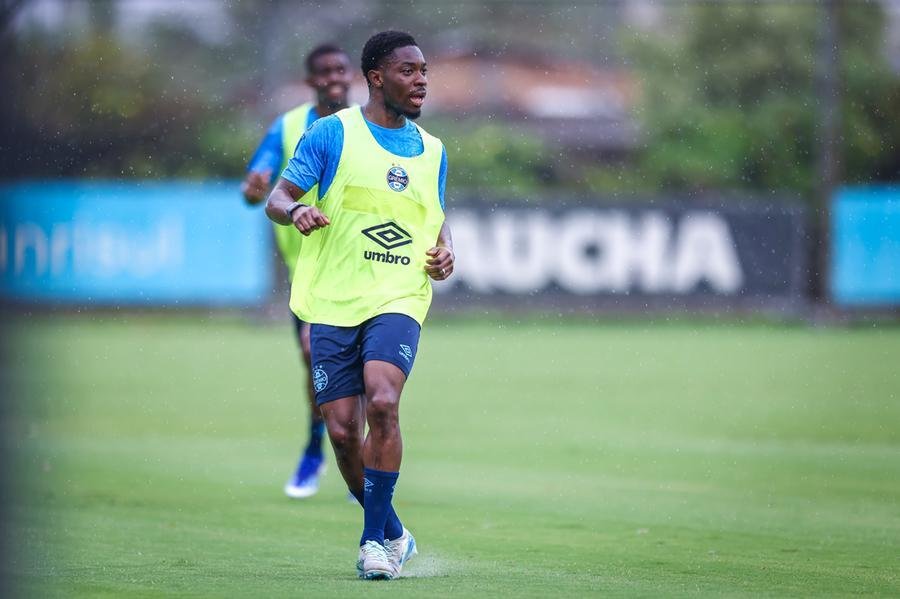 Amuzu est&aacute; apto para estrear com a camisa gremista