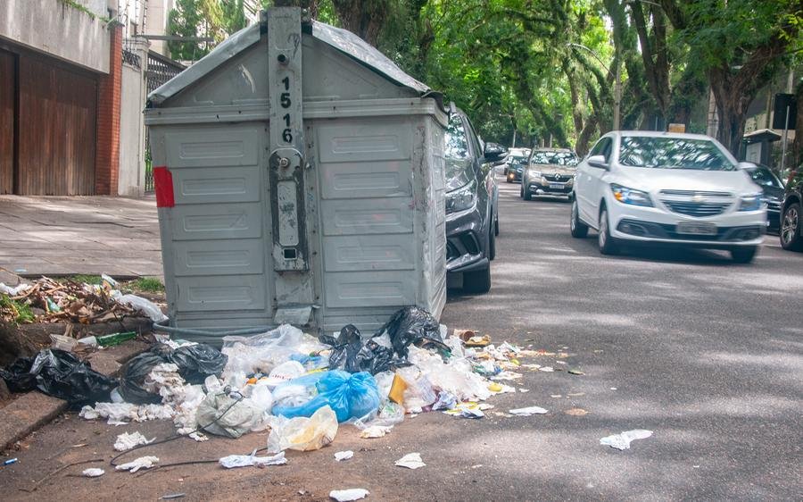 Cont&ecirc;iner da rua Marques do Pombal tem lixo espalhado por todo entorno