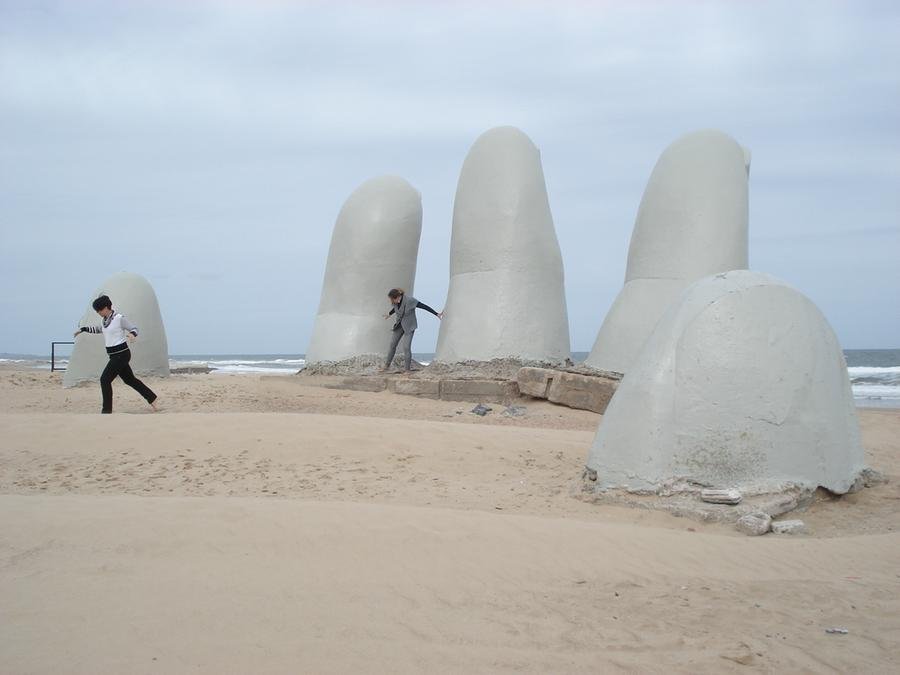 Monumento La Mano, de autoria de Mario Irrazabal, na Praia Brava, em Punta Del Este