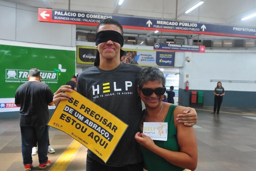 Andreia da Rosa Orestes participa da din&acirc;mica do abra&ccedil;o promovida pelos volunt&aacute;rios do Projeto Help.