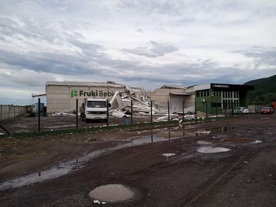 Centro de distribui&ccedil;&atilde;o da Fruki, em Os&oacute;rio, foi atingida pelo temporal nesse domingo