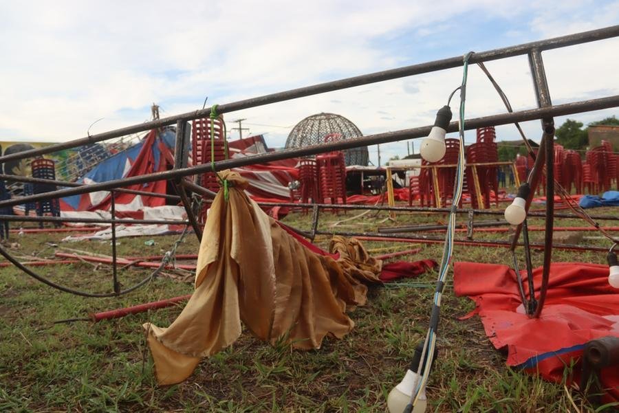 Cerca de 200 pessoas assistiam espet&aacute;culo quando lona de circo caiu