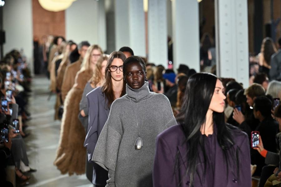 NYFW foi marcada pelo cl&aacute;ssico contraste entre o minimalismo e o maximalismo