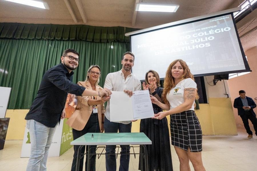 Governador Eduardo Leite e as secret&aacute;rias de Obras P&uacute;blicas, Izabel Matte, e da Educa&ccedil;&atilde;o, Raquel Teixeira, participaram do ato