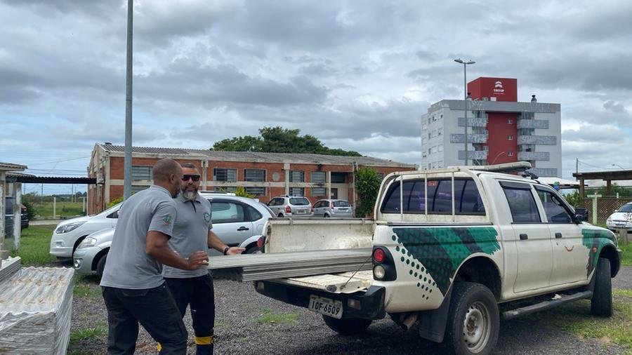 Equipe de Os&oacute;rio se organizando para a distribui&ccedil;&atilde;o de telhas aos afetados