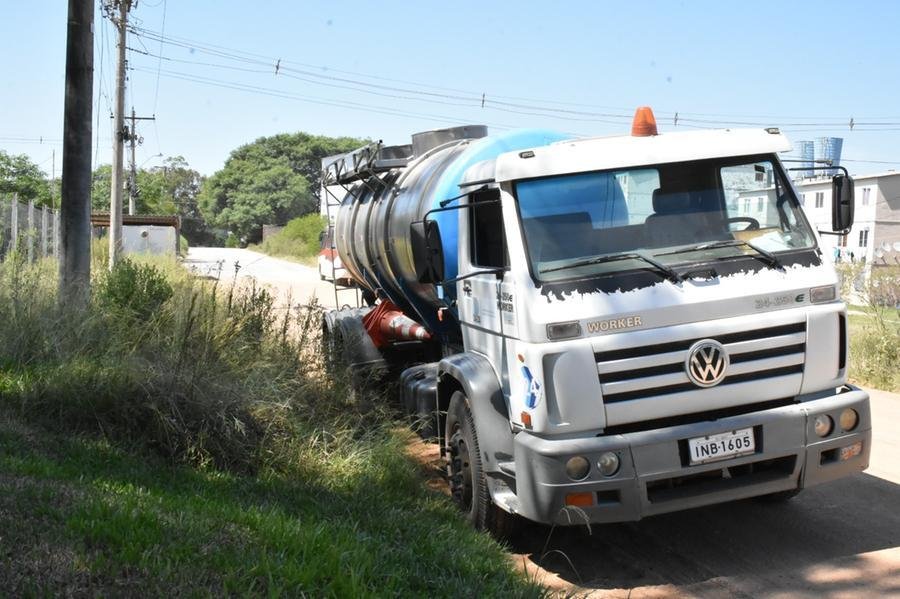 Muitos moradores t&ecirc;m que recorrer a caminh&atilde;o pipa para ter abastecimento em Bag&eacute;