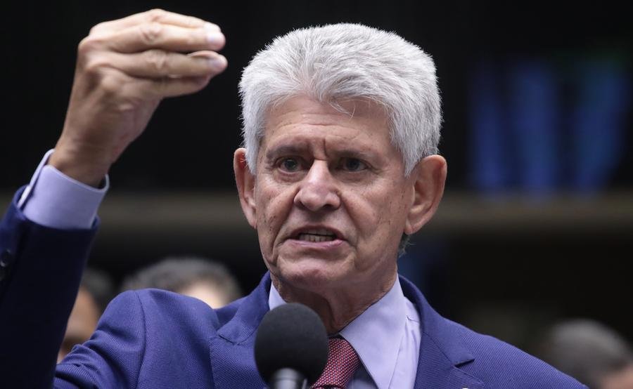 Deputado&nbsp;disse que est&aacute; "constrangido" por ter que exonerar Lino, mas que o fez para garantir o desenrolar das investiga&ccedil;&otilde;es