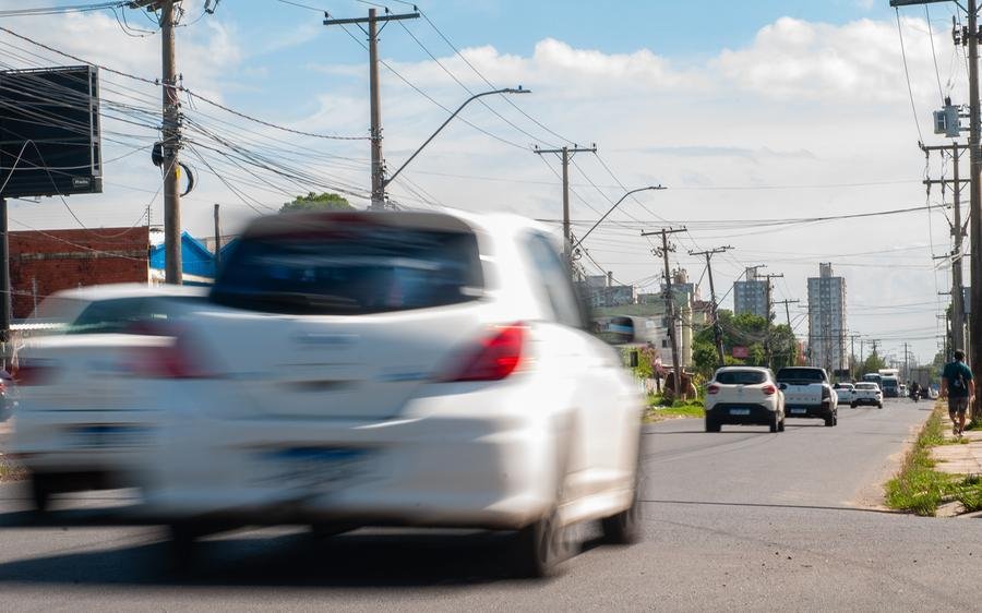 A Av. A. J. Renner se torna via perigosa para pedestres ap&oacute;s novo asfalto sem quebra-molas