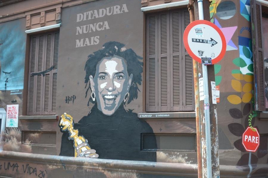 Grafite de Filipe Harp na fachada da Casaverso da atriz Fernanda Torres na rua Alberto Torres na Cidade Baixa