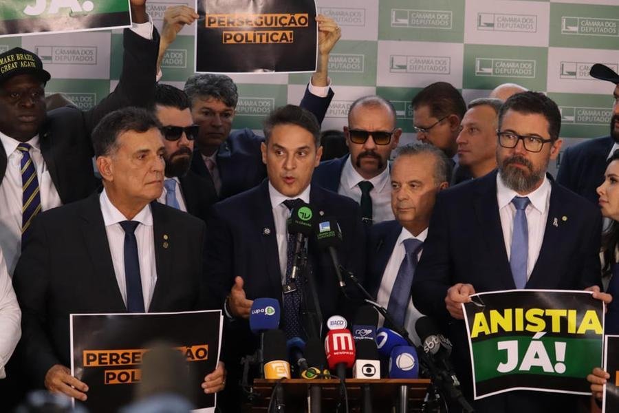 Bloco de oposi&ccedil;&atilde;o fez pronunciamento no Sal&atilde;o Verde da C&acirc;mara dos Deputados