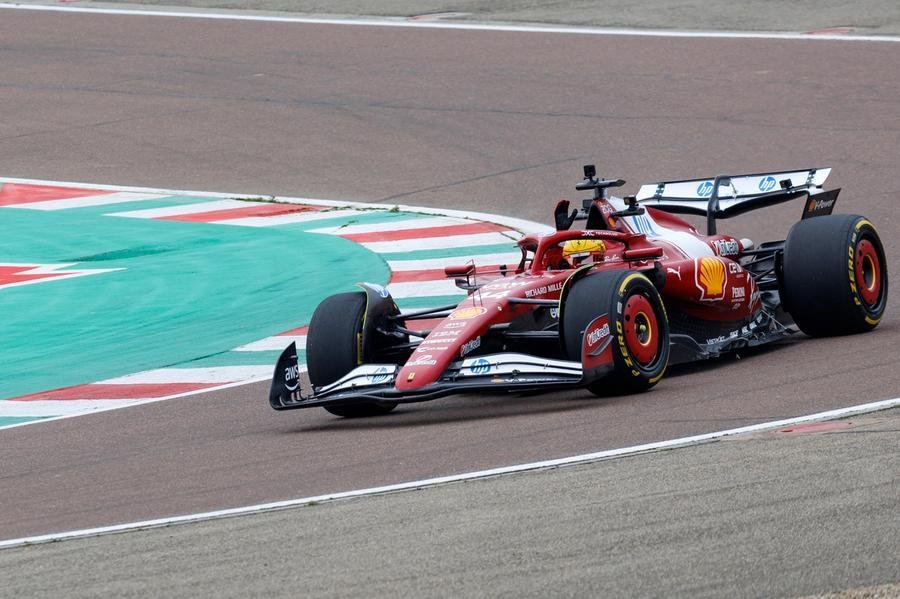 Hamilton deu primeiras voltas com o SF-75 em Fiorano