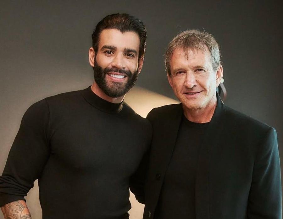O cantor Gustavo Lima assinou contrato com o empres&aacute;rio Dody Sirena, em Miami