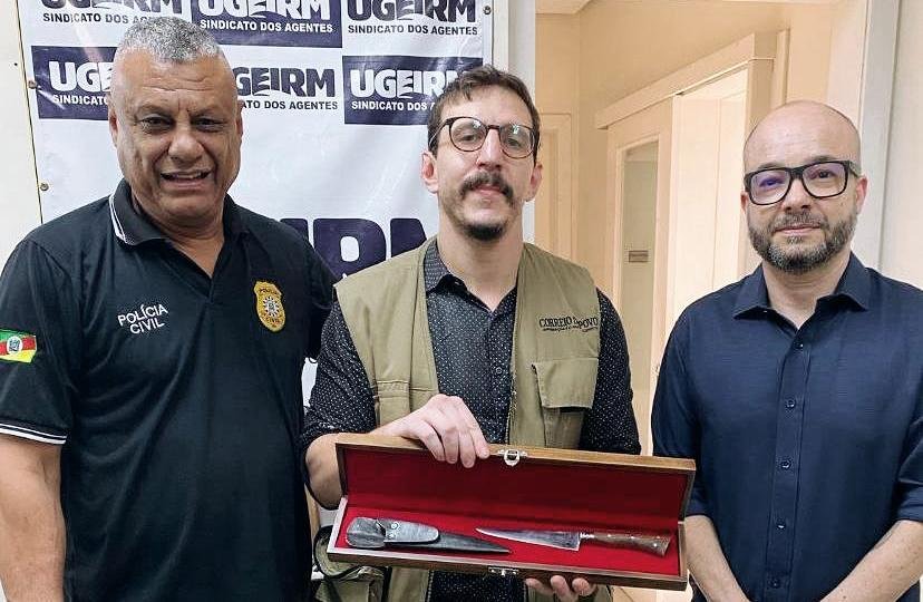Rep&oacute;rter do Correio do Povo ganha distin&ccedil;&atilde;o de Isaac Ortiz e Fabio Nunes Castro, presidente e vice da Ugeirm, respectivamente