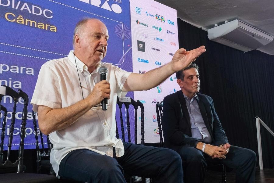 Painel abriu o primeiro dia da Assembleia de Ver&atilde;o da Famurs