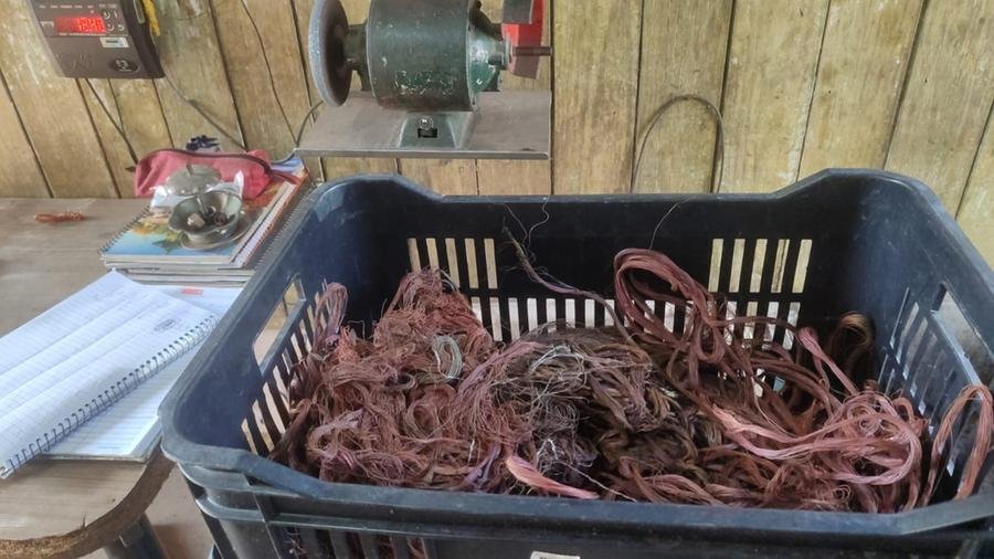 Em uma das empresas,  foram encontrados 12,3 kg de cabos de cobre de telefonia e 32,6 kg de cabos de cobre de transmiss&atilde;o de energia el&eacute;trica da empresa Equatorial