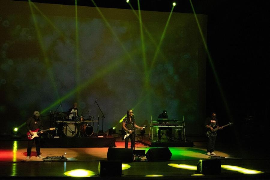 Com uma identidade sonora marcante, a banda j&aacute; emplacou m&uacute;sicas em trilhas sonoras de novelas e programas de televis&atilde;o