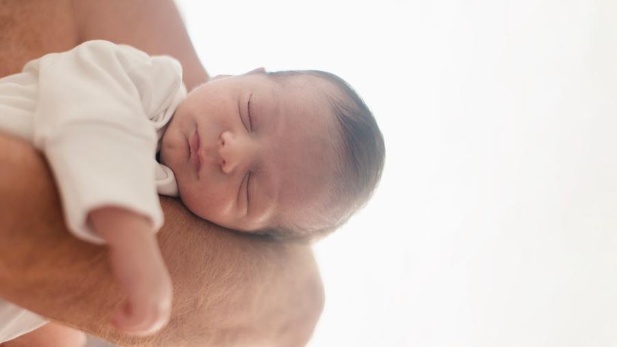 O cont&aacute;gio ocorre pelo contato direto com secre&ccedil;&otilde;es respirat&oacute;rias de pessoas infectadas, como inala&ccedil;&atilde;o de got&iacute;culas de tosse ou espirros