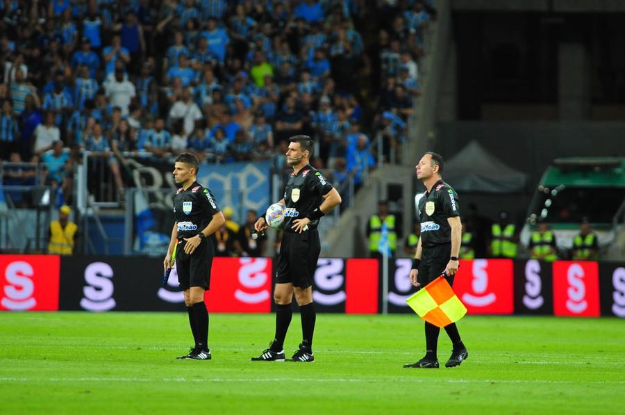 Arbitragem foi alvo de cr&iacute;ticas por parte do Gr&ecirc;mio