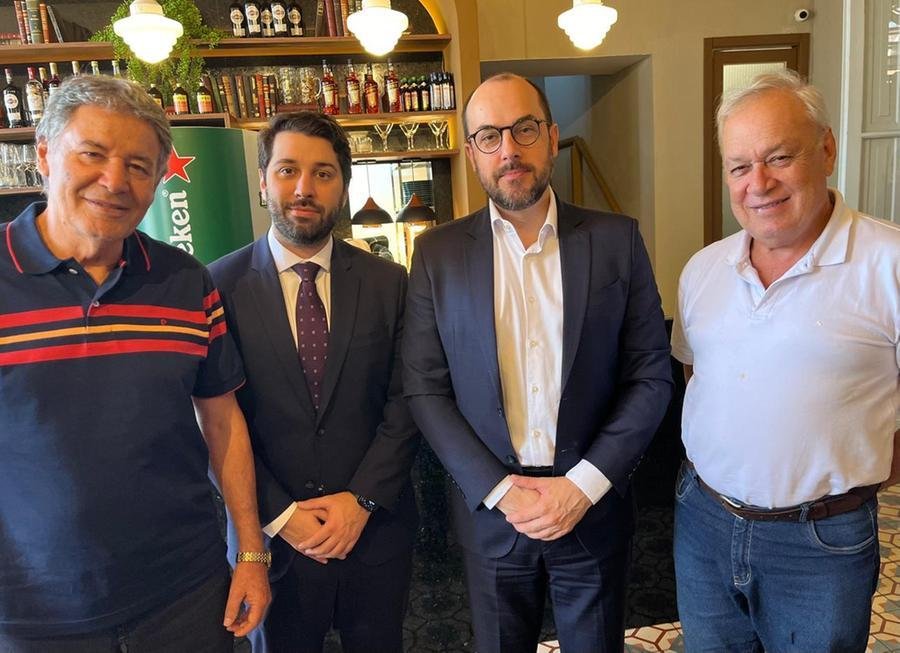 Cassi&aacute; Carpes, Jonny Prado, Thom&aacute;s Holmer e Ronaldo Pinto Gomes na Osteria del Mercato, o novo point da gastronomia do Mercado P&uacute;blico de Porto Alegre