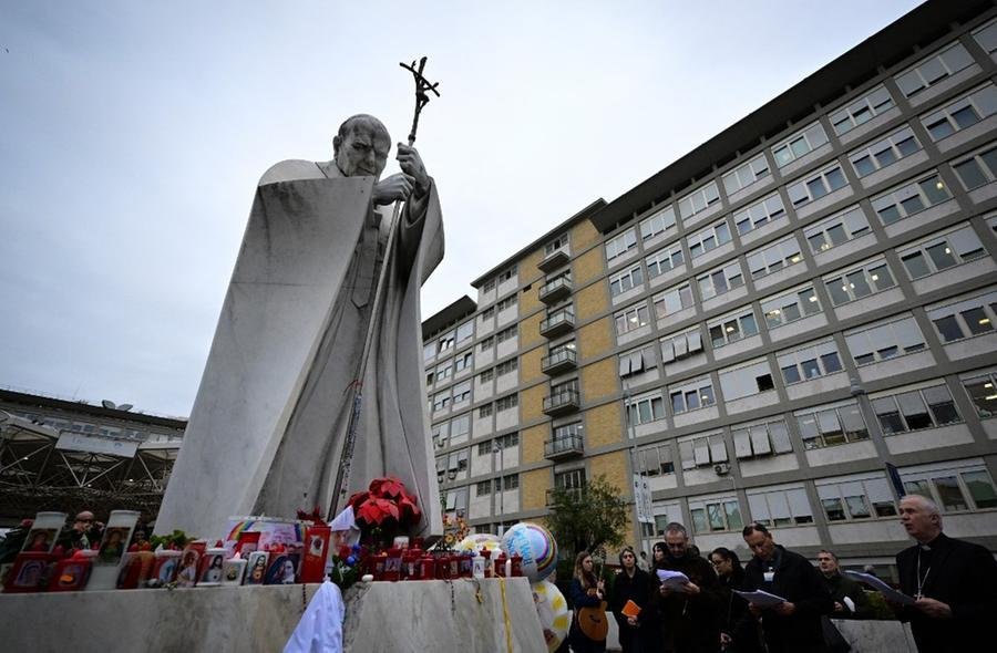 Com uma est&aacute;tua do Papa em frente ao hospital, milhares fazem vigia em frente ao Hospital