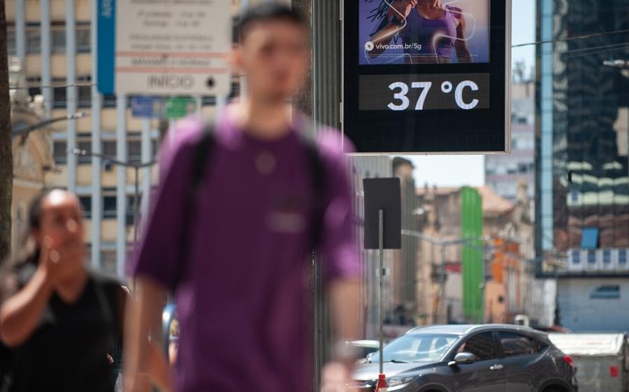 O sol aparece com nuvens em todas as regi&otilde;es