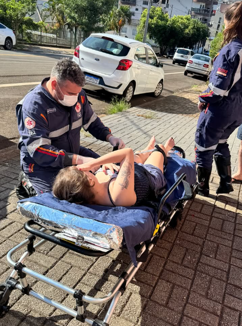 Lucas Borbas compartilhou nas redes sociais uma imagem do momento em que Isabel Veloso foi socorrida pelo Samu