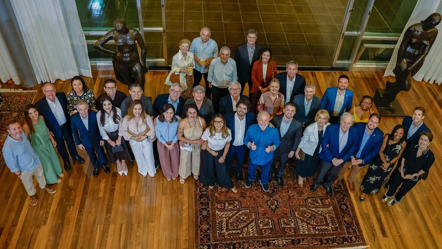 Presidente publicou uma foto com os participantes do encontro