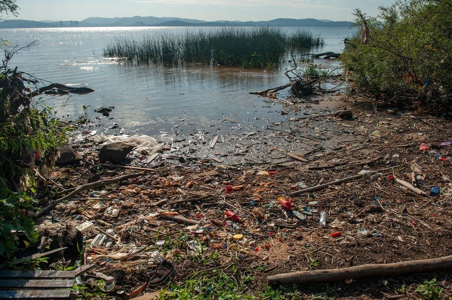 N&iacute;vel do Rio Gua&iacute;ba na pra&iacute;nha do bairro Ip&ecirc;, em Gua&iacute;ba