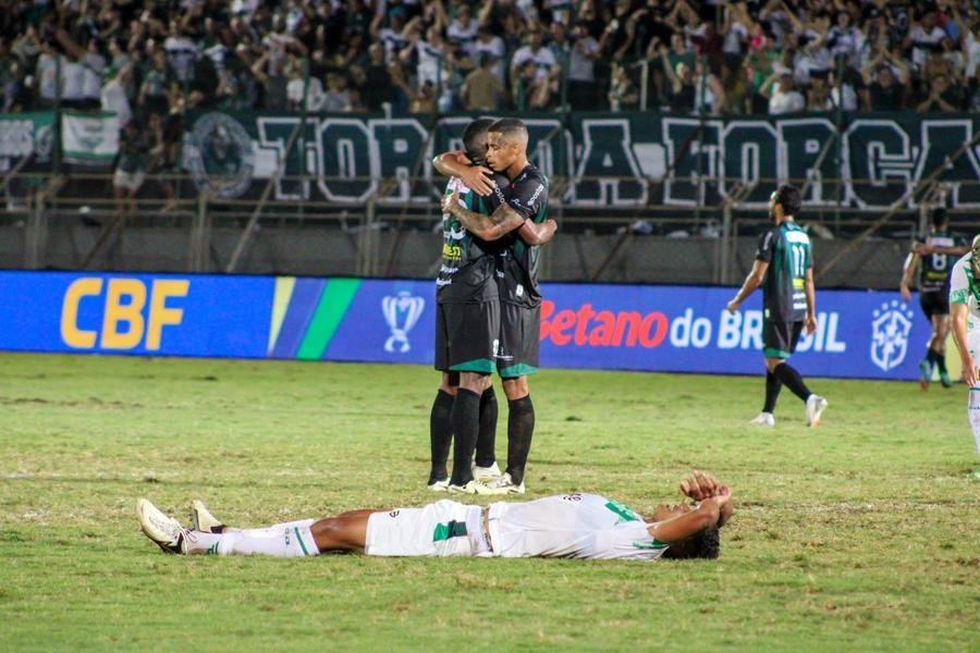 Jogadores do Maring&aacute; comemoram a classifica&ccedil;&atilde;o diante do Juventude