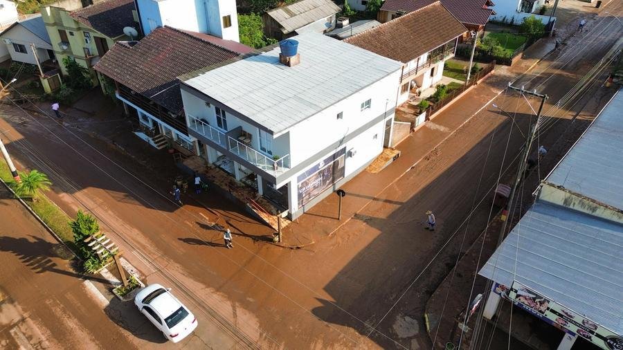 Marat&aacute; tem inunda&ccedil;&atilde;o de com&eacute;rcios e perde tr&ecirc;s pontes durante temporal