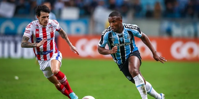 Elias teve seu auge com a camisa tricolor ao marcar um dos tr&ecirc;s gols na goleada por 3 x 0 no Gre-Nal 436, em 2022