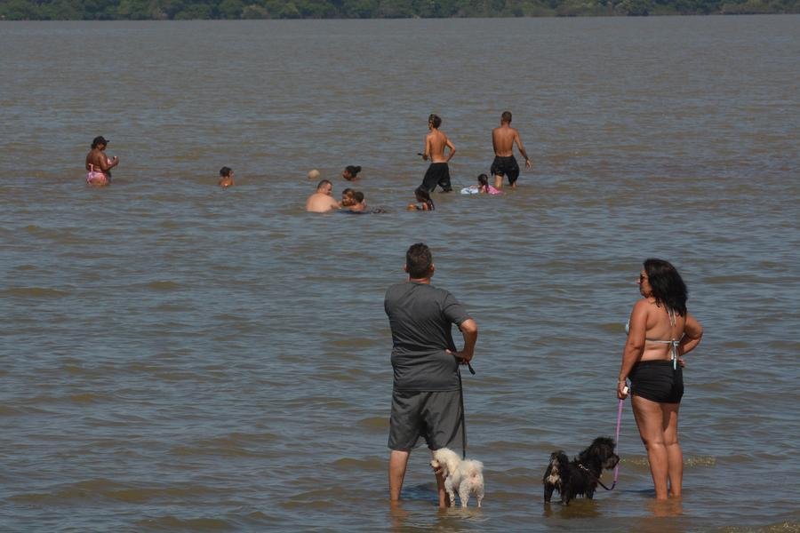 Calor intenso faz com que Portoalegrenses procurem as praias do Guaiba para se refrescarem.
Praia do Lami