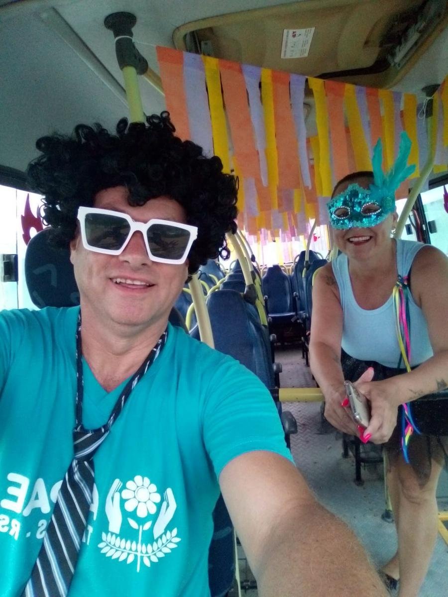 Paulo Ricardo Costa decora todo o &ocirc;nibus  para animar as crian&ccedil;as