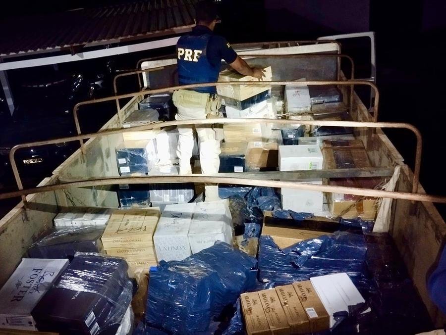 Caminh&atilde;o carregado com vinhos argentinos foi parado pela PRF, na BR 386, em Sarandi