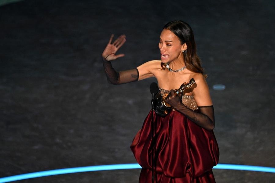 Zoe Salda&ntilde;a ganha na categoria de Melhor Atriz Coadjuvante. A atriz se emocoinou ao subir no palco para aceitar o pr&ecirc;mio