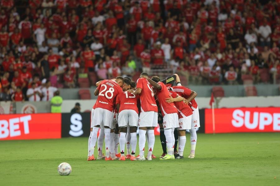 Inter quer contratar mais um lateral para fechar o grupo &agrave; disposi&ccedil;&atilde;o de Roger Machado