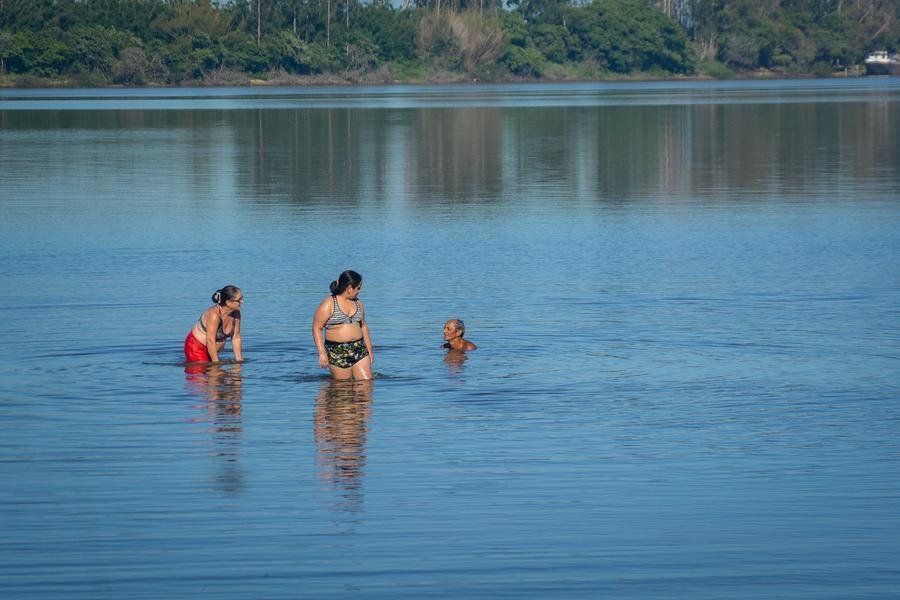 Encontro das &aacute;guas dos rios Jacu&iacute; e do Sinos, na praia do Paquet&aacute;, virou ref&uacute;gio para fugir do calor extremo na regi&atilde;o Metropolitana