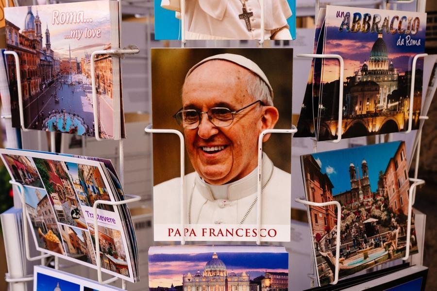 De acordo com o Vaticano, o pont&iacute;fice permanece sem febre, alerta e cooperando com a terapia