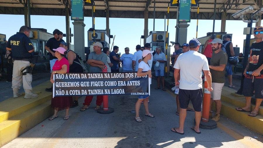 Com cartazes eles realizam bloqueios nos dois sentidos do trecho  BR 392 por aproximadamente 10 minutos