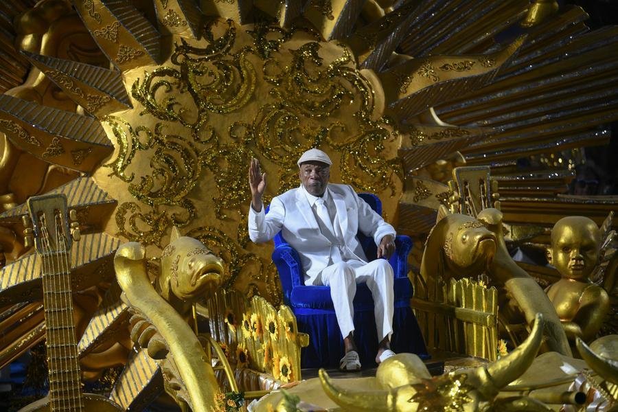 Milton Nascimento foi o homenageado no desfile da escola de samba Portela