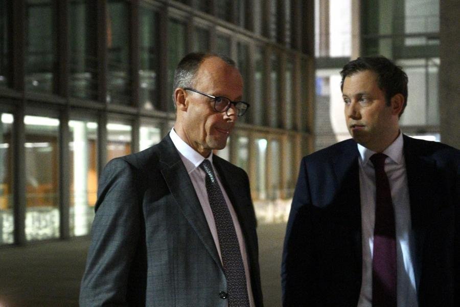 Friedrich Merz (E), e o presidente do Partido Social Democrata da Alemanha (SPD), Lars Klingbeil, conversam ap&oacute;s uma coletiva de imprensa sobre grandes investimentos planejados