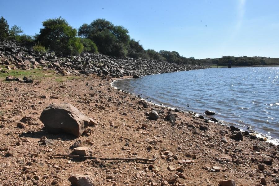 A barragem da Sanga Rasa, principal reservat&oacute;rio do munic&iacute;pio est&aacute;  3,95 m abaixo do n&iacute;vel normal