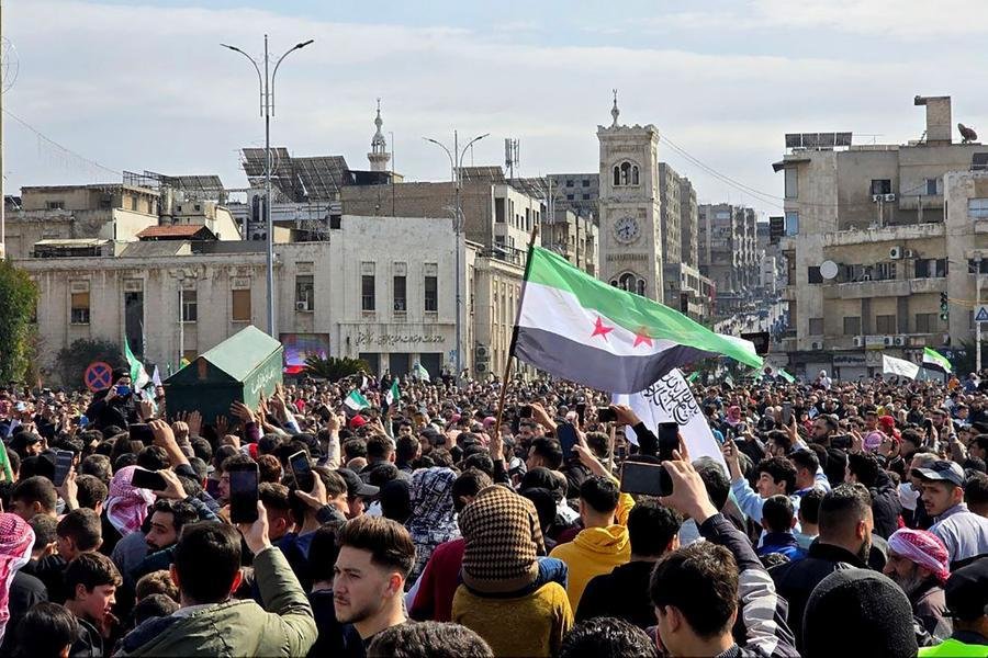 S&iacute;rios retornam ap&oacute;s queda de governo de Assad