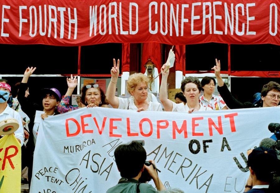 Em Pequim, define-se o conceito de g&ecirc;nero para a agenda internacional, o empoderamento das mulheres e a transversalidade das pol&iacute;ticas p&uacute;blicas com a perspectiva de g&ecirc;nero