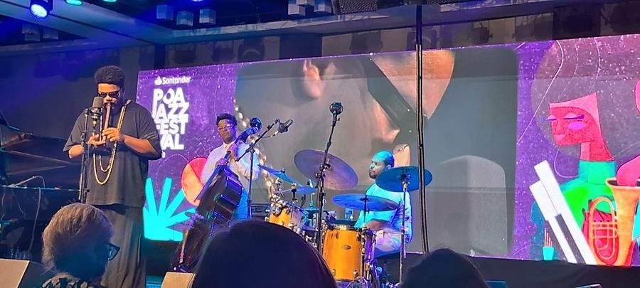 Amaro Freitas fez um show intenso, com can&ccedil;&otilde;es do seu vasto repert&oacute;rio e um momento para homenagear o cinema brasileira com a m&uacute;sica-tema de "Ainda Estou Aqui"