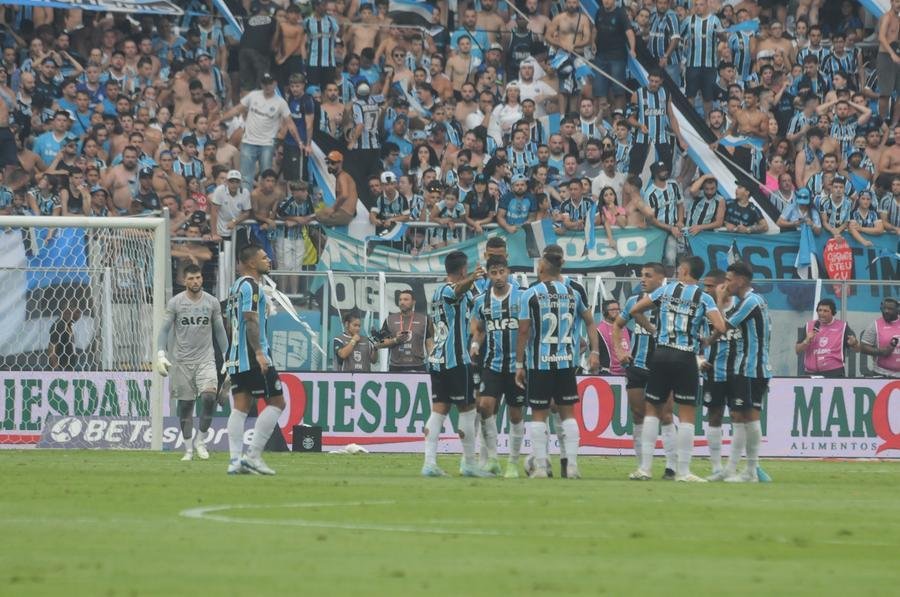 Gr&ecirc;mio foi ap&aacute;tico no segundo tempo e perdeu de 2 a 0
